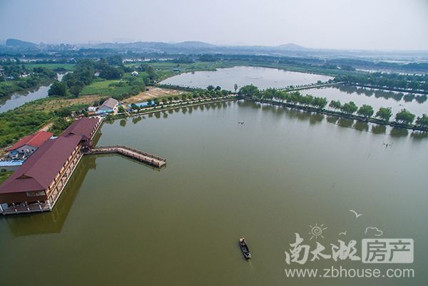 记者昨从吴兴区道场乡政府获悉,该乡城中村改造工作正如火如荼开展,其中唐南村100%完成签约,为湖州南大门的品质提升迈出新的一步。 昨天上午,记者来到道场乡唐南村城中村改造现场办,翻开一本本攻坚日记,密密麻麻记载着老百姓的家长里短。目前,唐南村253户村民全部完成签约,腾空140户、拆除40户,预计9月底提前完成攻坚任务。 据介绍,唐南村改造区域位于二环南路和长湖申航道之间,是典型的城郊结合部,不仅违章建筑较多,还存在治安环境复杂、脏乱差等问题。此次以城中村改造为契机,道场乡取缔、劝退非法废旧品