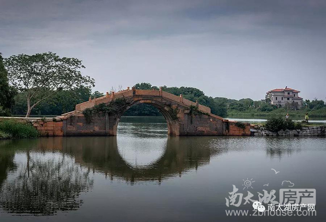 湖州市摄影家协会主席支江,副主席张小卫及协信地产代表担任