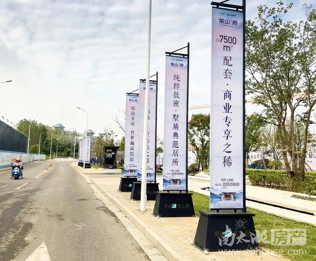楼盘动态 资讯详情页国风典雅的营销中心同样耳目一新,道旗以云朵白为