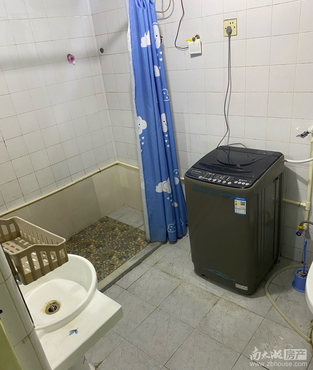 龙溪小区 三室一厅 80平 良装 空2，热，彩，冰，洗，床，家具 1500元