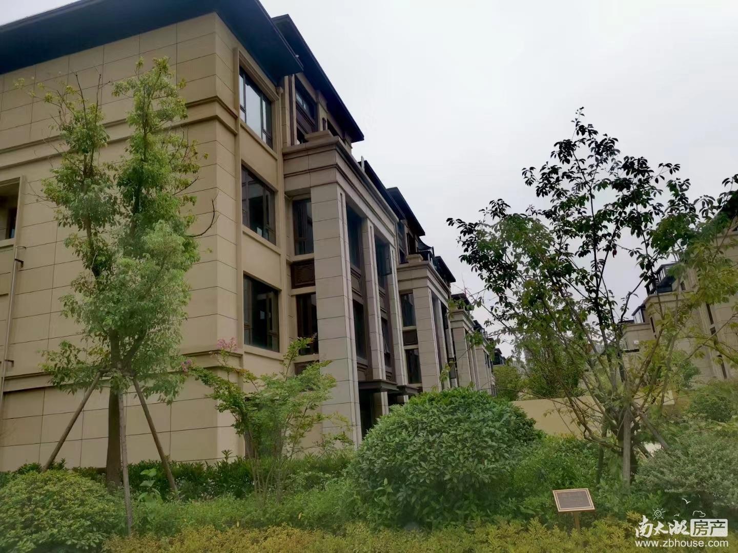 同建大诚首府 三室两厅 家电齐全 短租长租都可以 小区环境好