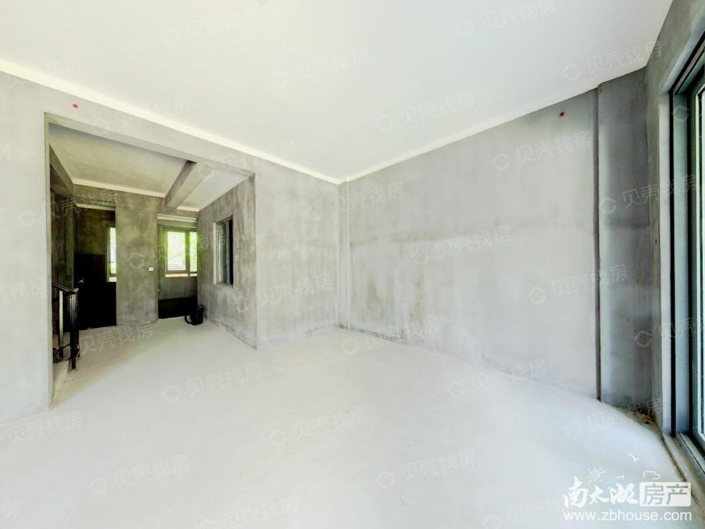 长东南稀缺叠墅产品 房东诚心出售 送大花园 地下室 采光好 位置佳！