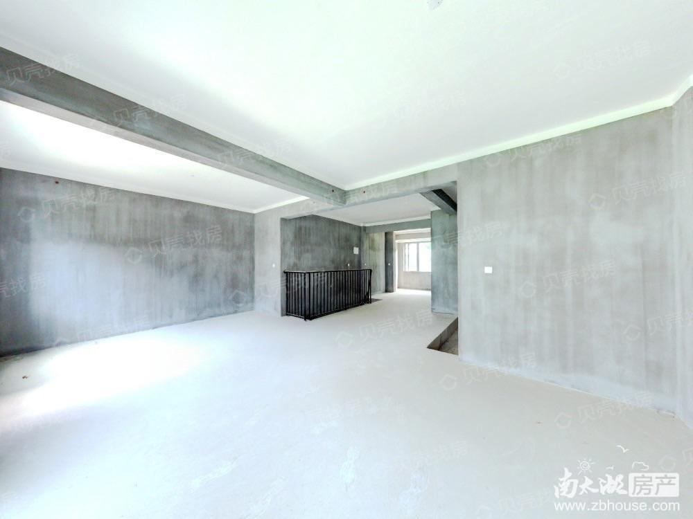 长东南稀缺叠墅产品 房东诚心出售 送大花园 地下室 采光好 位置佳！