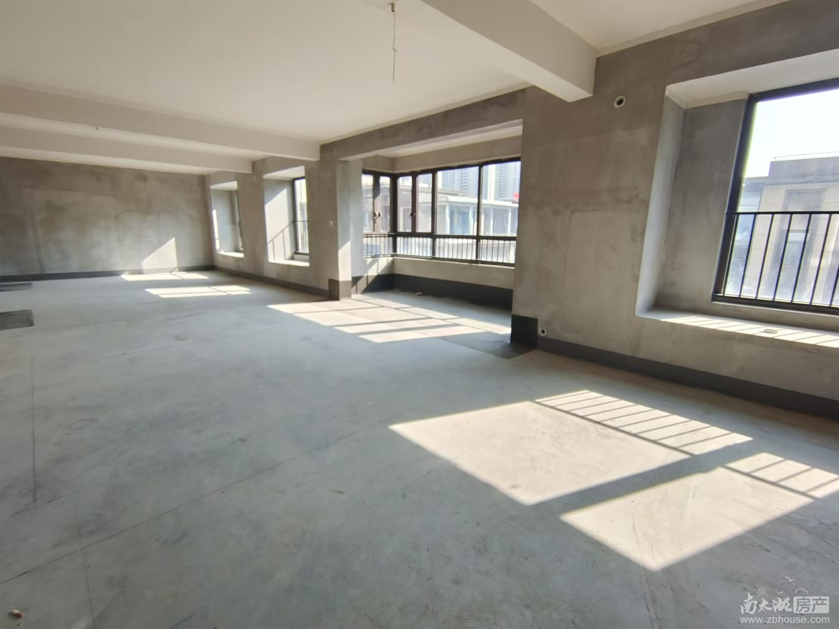 25886江山赋洋房，四室二厅二卫，全新毛坯，位置好