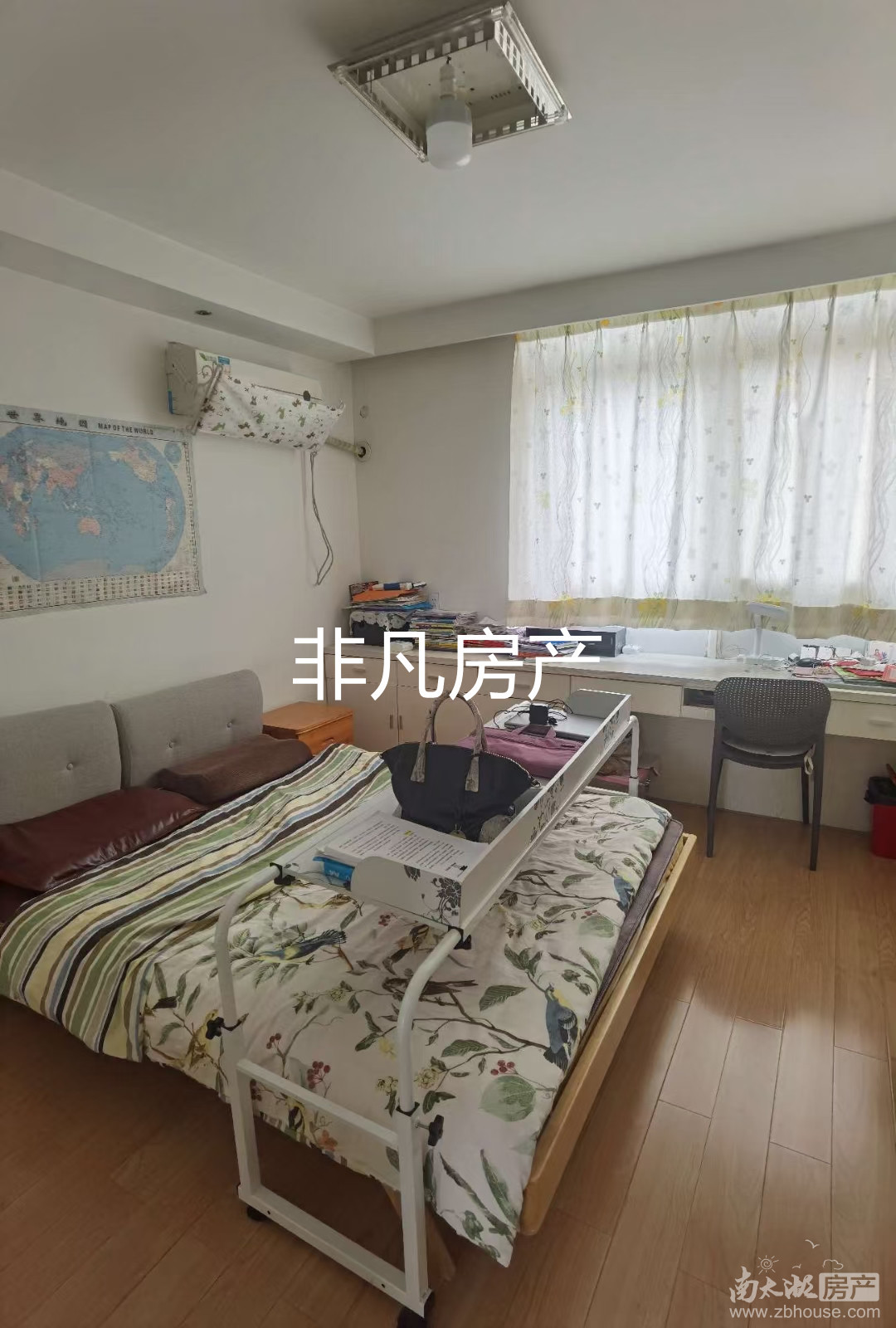 12433明都二期，三室二厅二卫带露台，精装，满五年，有租赁车位