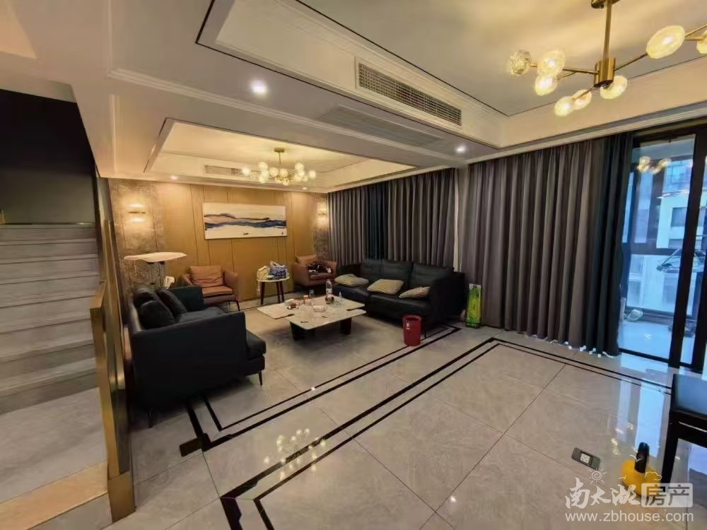 悦山湖二期洋房顶跃几乎全新没怎么住，满两年学区在带大露台