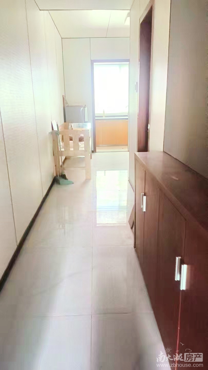 江南华苑单身公寓首次出租，面积42平方，月租金1100元，看中可协商