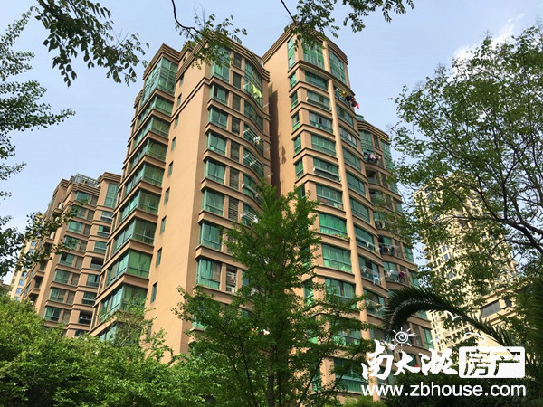 市中心125平大三房 175万 带装修出售！采光良好 红旗路上 看房方便