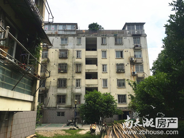 业主急售 因房东儿子结婚 需要换置大户型婚房 想诚信出售小三房 报价98万可看房