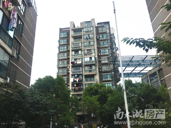出售，都市家园车库上一楼，75平，二室二厅