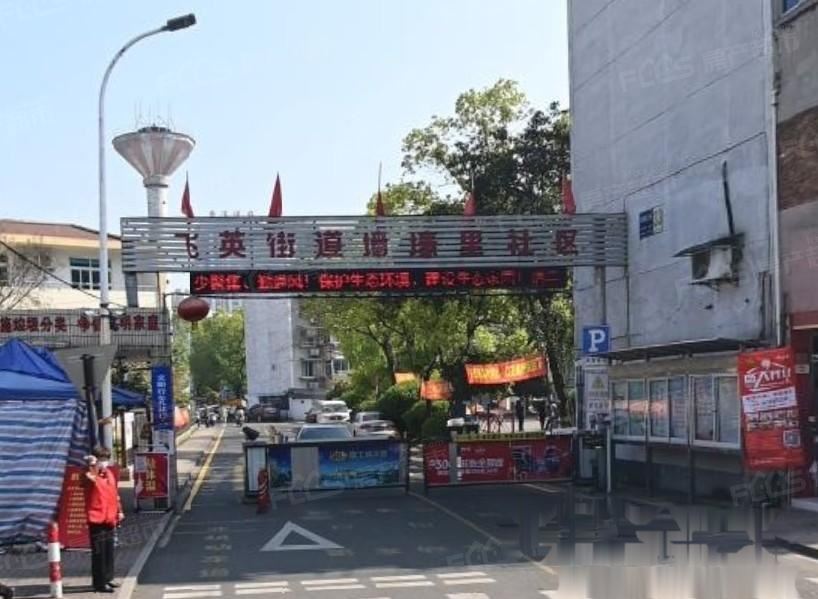 墙壕里3楼46.77平精装学籍在家具电齐52.5万