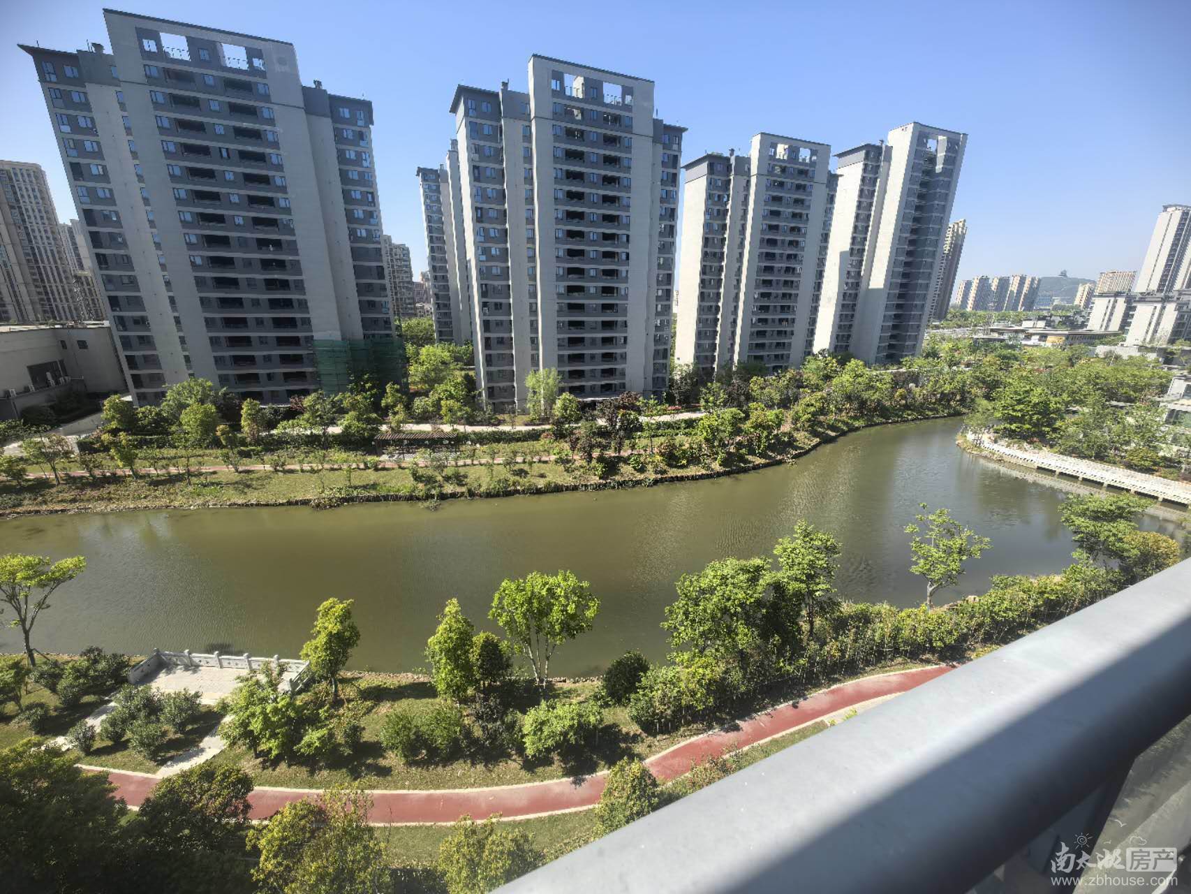 急急急 一 线湖景洋房 中高好楼层 位置好 4房2卫 双阳台 满2年 诚心出售