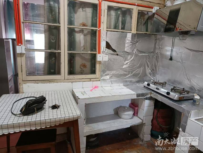 市中心位置好，一室半一厅，家电齐